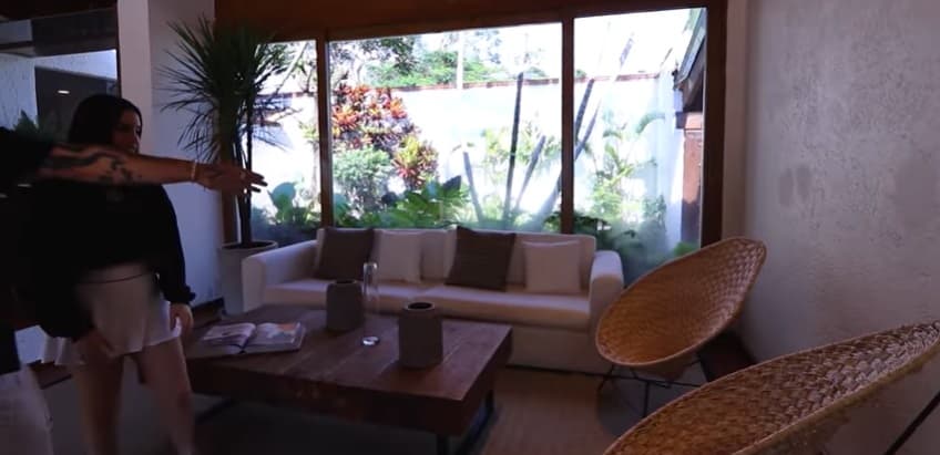 La sala es un lugar clave de la casa, ya que tiene vista a la piscina y al otro extremo donde se encuentra el jardín. Además, cerca de ella se encuentra un desayunador.