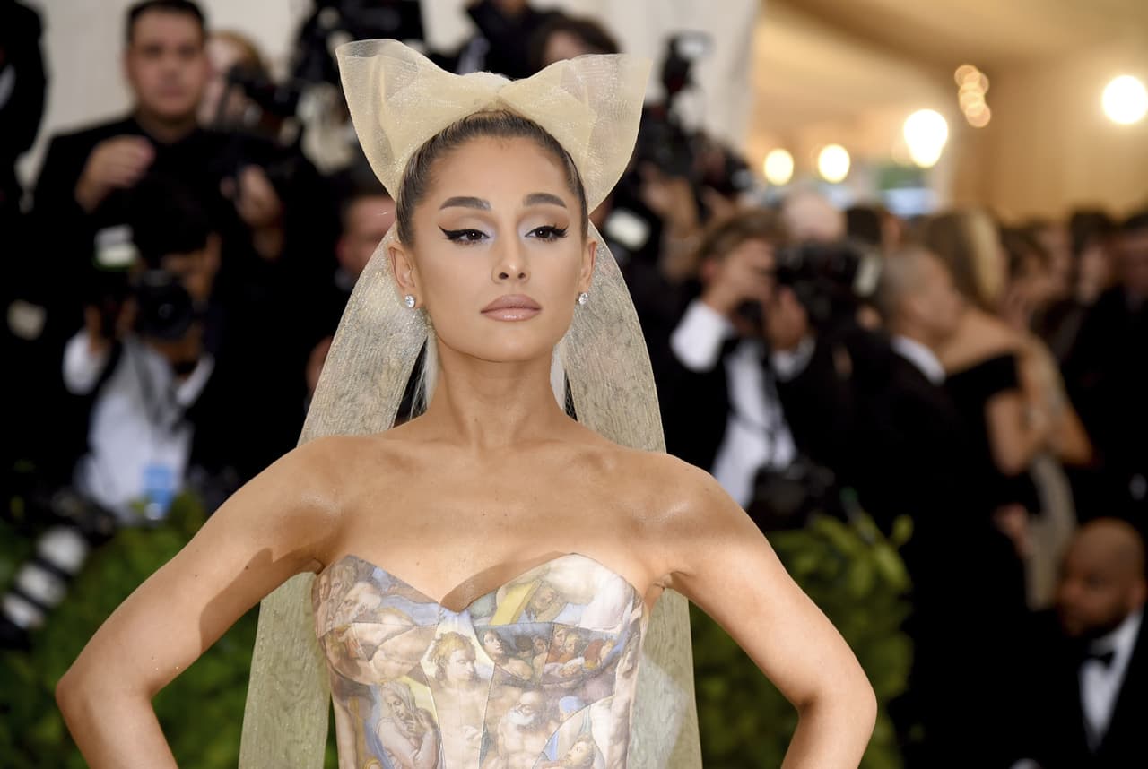De lo más original de la noche, Ariana Grande reapareció en esta alfombra. Vestido de Vera Wang.