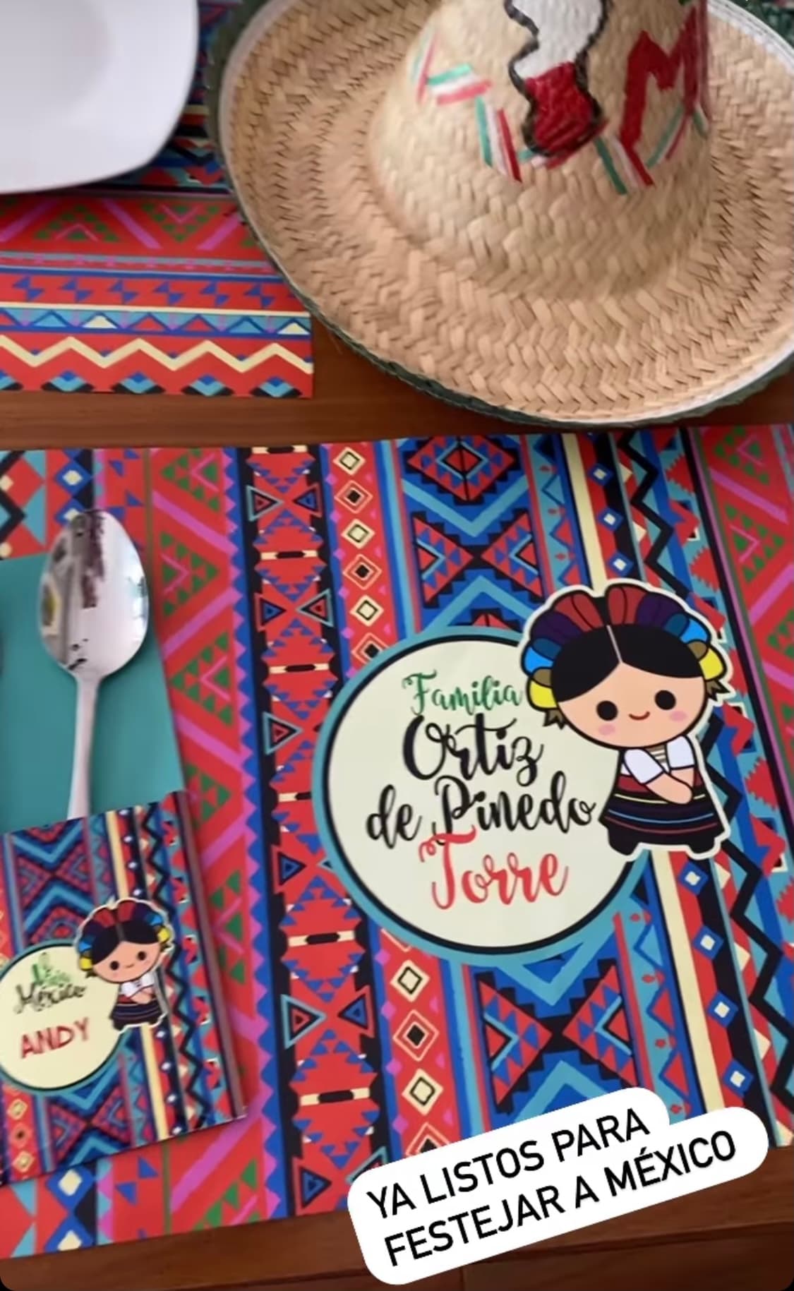 De igual manera, la mesa en la que degustaron platillos tradicionales como pozole rojo, blanco y verde, también fue personalizada con decoración mexicana.