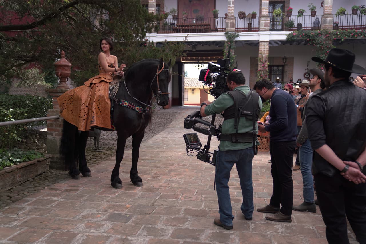 Aquí puedes ver a la intérprete de "Dime cómo quieres" grabando este mágico momento.