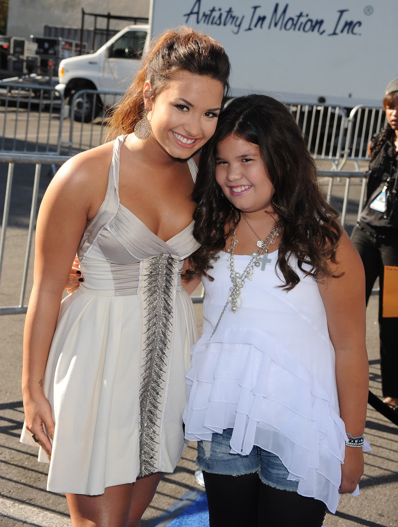 Demi Lovato y Madison de la Garza en los Premios Something en 2011