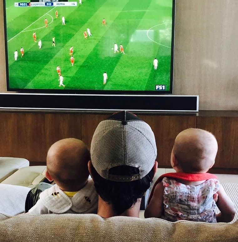 El cantante disfruta al máximo su etapa como padre, por ello ha mostrado esporádicamente algunos tiernos momentos en compañía de sus hijos, incluso gozó de un partido de futbol en abril de 2018.