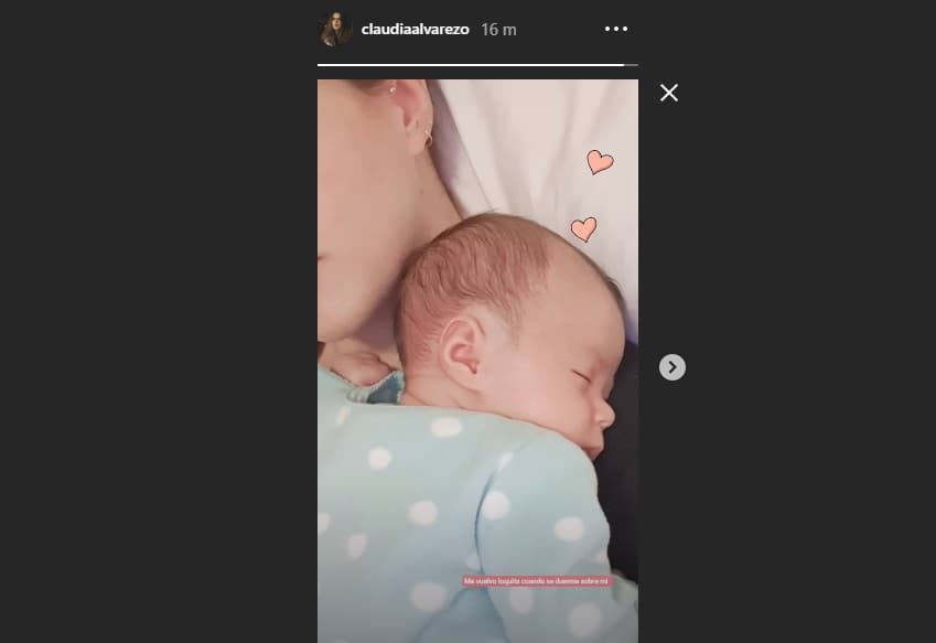 Claudia Álvarez mostró a su hija durmiendo