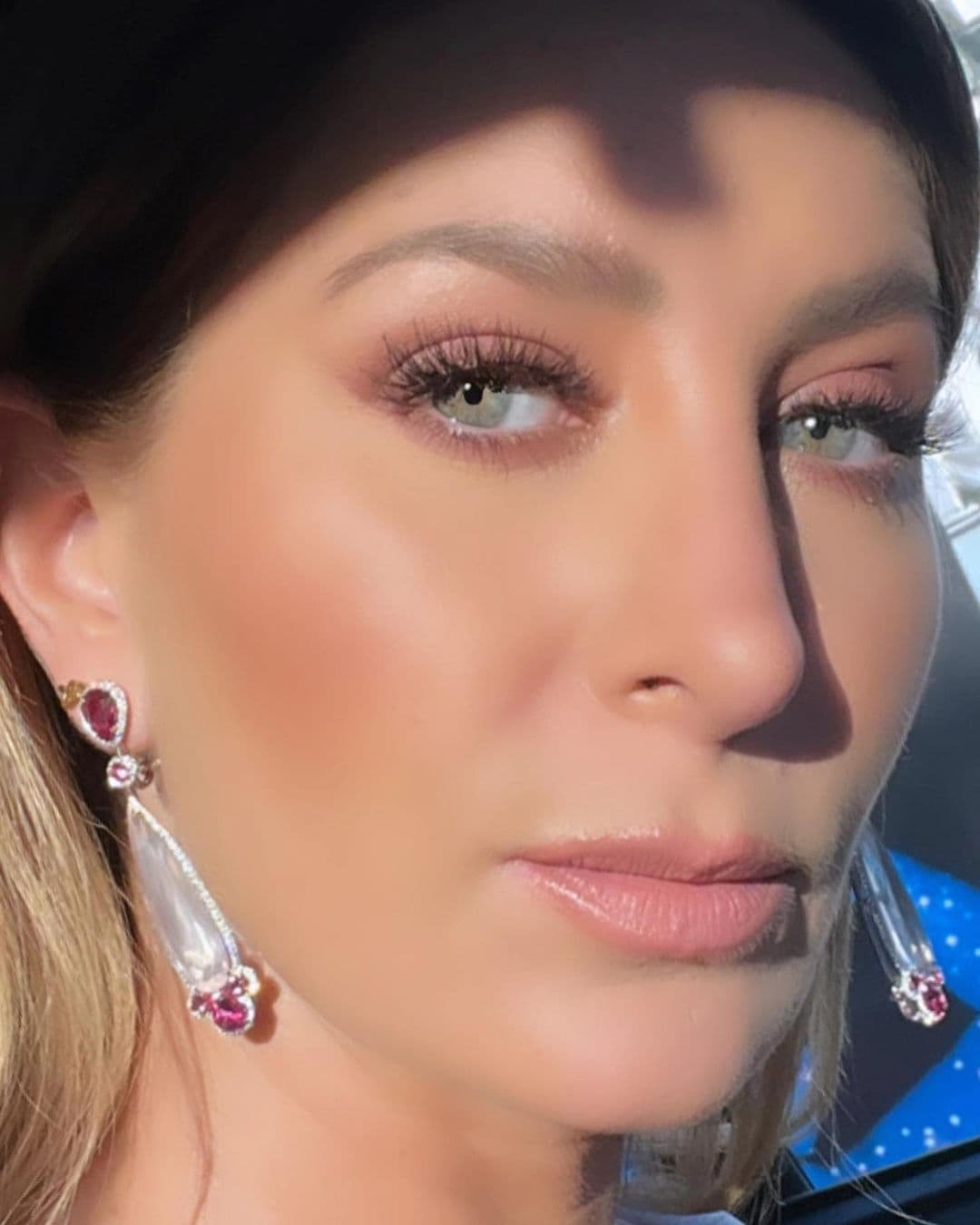 Para este look, la estrella de televisión usó joyería de la firma Caroline Scheufele, los cuales enmarcaron lo bello de su rostro.