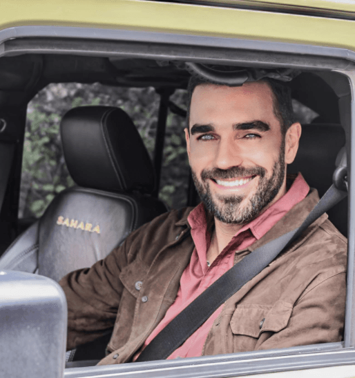Es honesto, leal y de personalidad seductora. Es administrador de empresas y, junto a su mejor amigo, emprendió una empresa de transporte y logística.