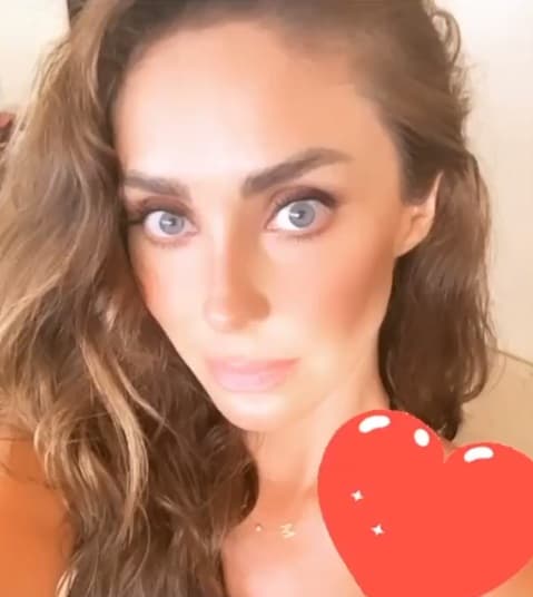 Anahí, por ejemplo, publicó el pasado 14 de abril una imagen para la que posó con apenas un retoque de maquillaje que le dejó decenas de piropos junto a la instantánea. “Hermosa”, “Perfecta”, “Guapa como solo tú”, “Eres la más hermosa del mundo” y “Maravillosa”.