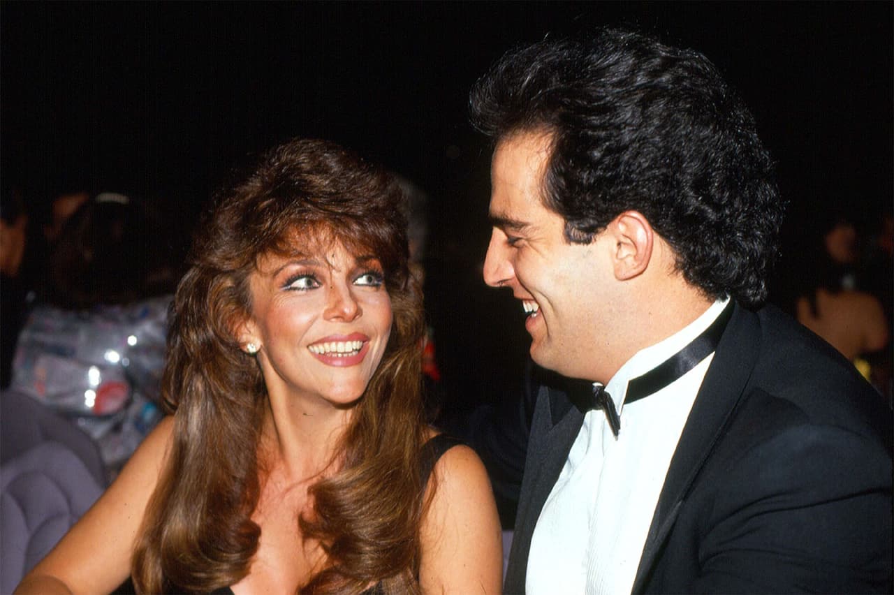 VERÓNICA CASTRO Y OMAR FIERRO: Tres años fue lo que duró la relación de esta pareja, quien se conoció en el rodaje de la película “Que Dios se lo pague” (1990). El romance terminó por una supuesta infidelidad de parte del actor; sin embargo, Omar asegura que estuvo muy enamorado de la actriz y aún mantiene muy buena relación con Cristian Castro, hijo de la estrella.