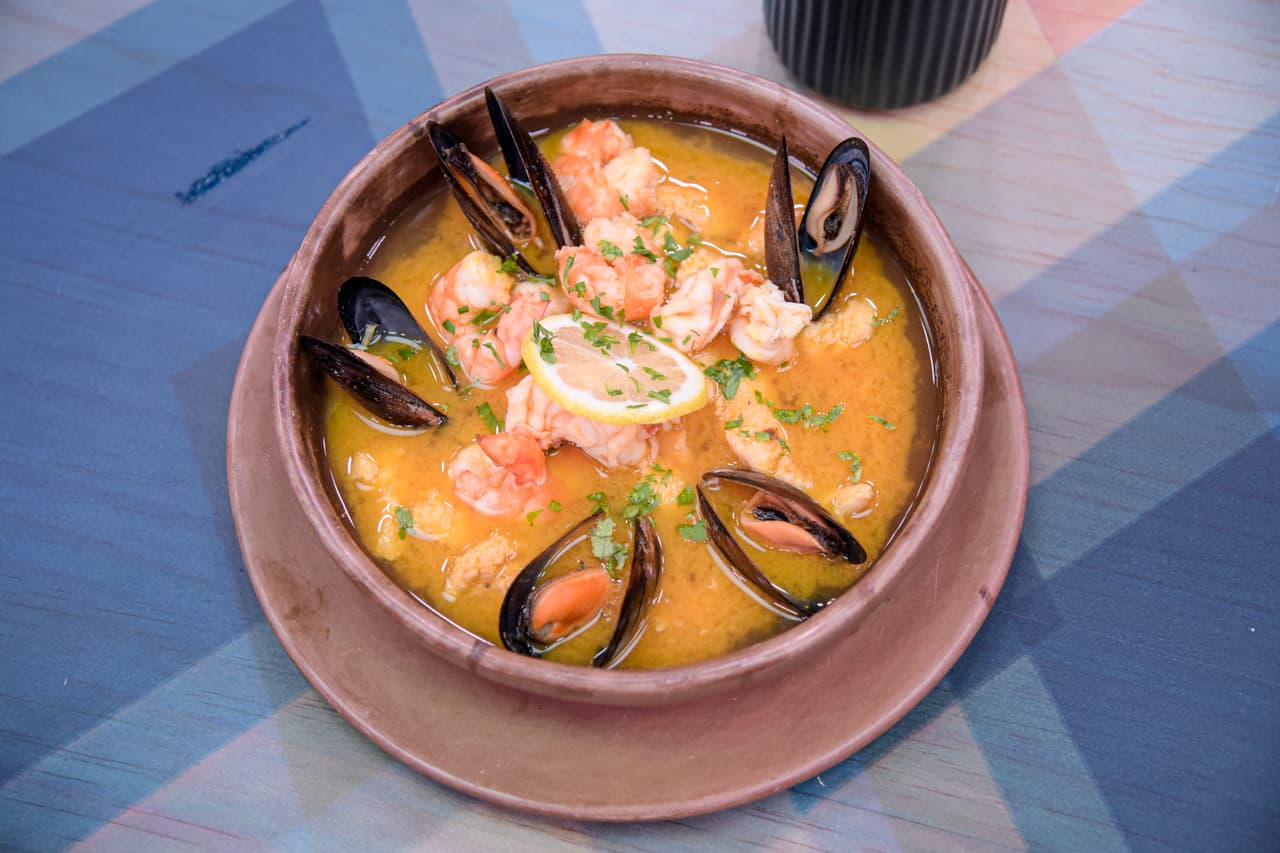 Los Toledo ofrecieron a los jueces una entrada de tostadas de atún con poro, caldo de mariscos y pulpo en su tinta.