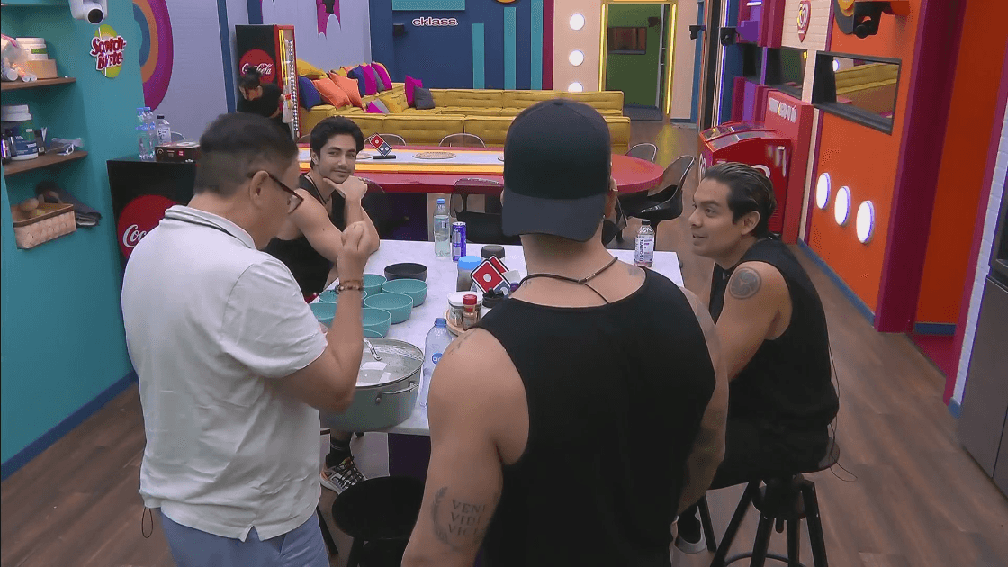 Mario sirve la comida en La Casa de los Famosos México