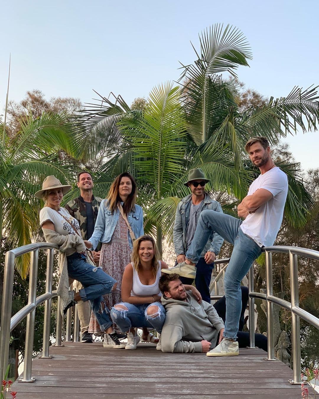 Liam Hemsworth disfruta de unas vacaciones después de su ruptura con Miley Cyrus