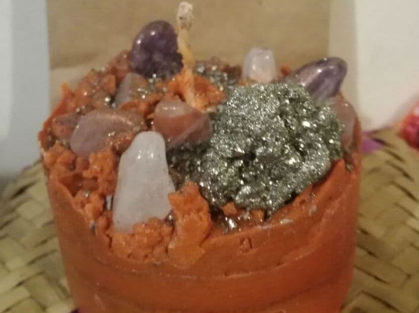 Llama a la abundancia divina con esta vela naranja de cuarzo, pirita, amatista y polvos dorados