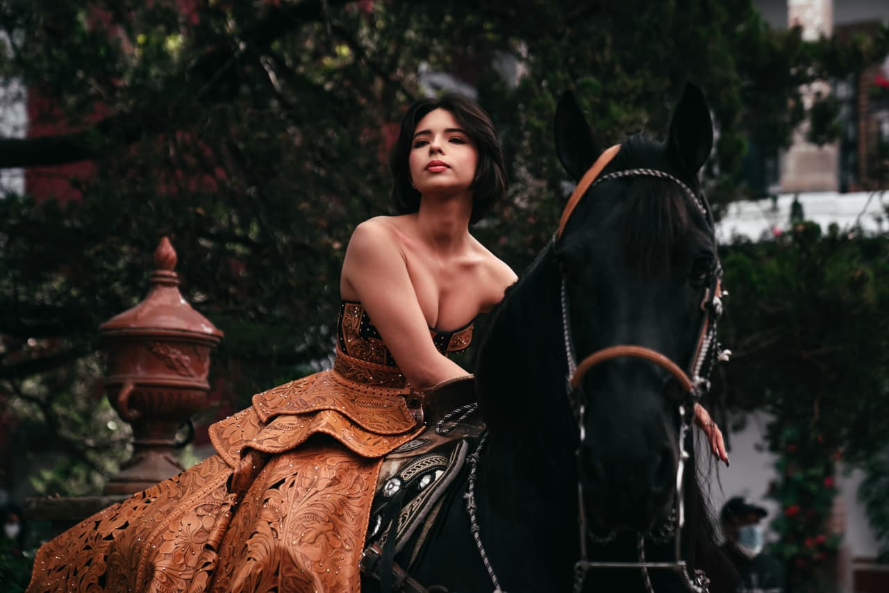 Ángela Aguilar está lista para debutar en las telenovelas al poner su voz al tema principal de "La Herencia", nueva producción de Juan Osorio y Roy Rojas.