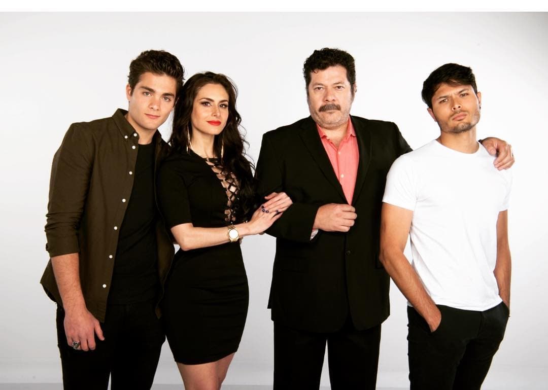 ¡La familia de León! León (Carlos Said), Brenda (Wendy Braga), Baldomero (Enoc Leaño) y Abel (Sahit Sosa).