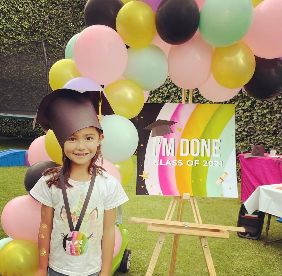 Es así como la pequeña festejó el término de este año escolar, rodeada de amor por parte de su familia y amigos más cercanos.