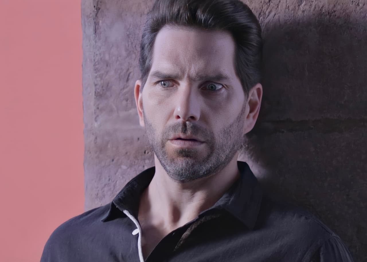 El actor Arap dando vida a 'Alfredo', en un momento de gran tensión dentro de la historia que ya está cautivando al público todos los días a las 21:30 hrs.