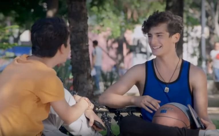 Además de descubrir que comparten el gusto por el basquetbol y que irán en la misma escuela, 'Aris' le cuenta a 'Temo' su gusto por las redes sociales.