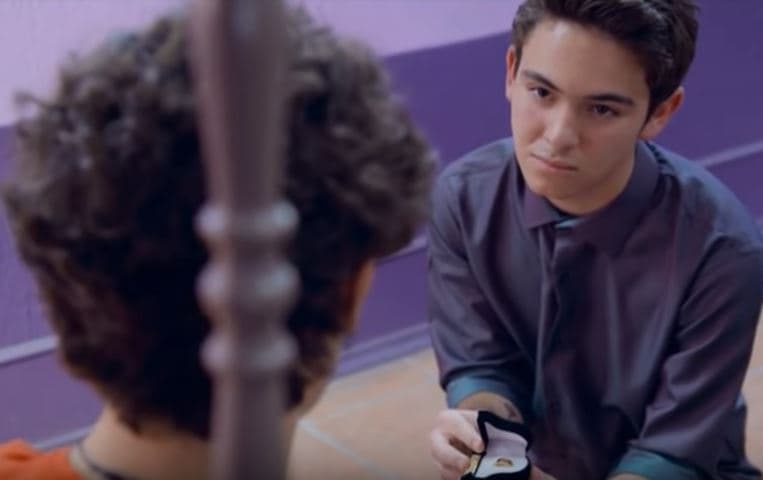 Como última sorpresa de cumpleaños, 'Temo' le hace una promesa de amor a 'Aris' con un anillo con el que le jura que su amor jamás se verá mermado pese a la distancia: "Quiero que sea un anillo de promesa, la promesa de que no importa la distancia, nunca habrá distancia real entre nuestros corazones. Justo como este anillo que forma un círculo interminable, nuestro amor nunca va a terminar. Es infinito”.