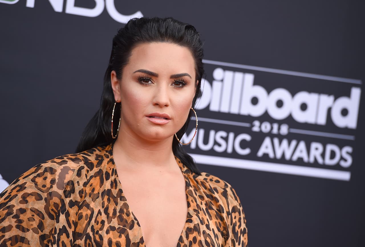 Demi Lovato habla del momento en el que le dijo a sus papás que se veía ‘con una mujer’