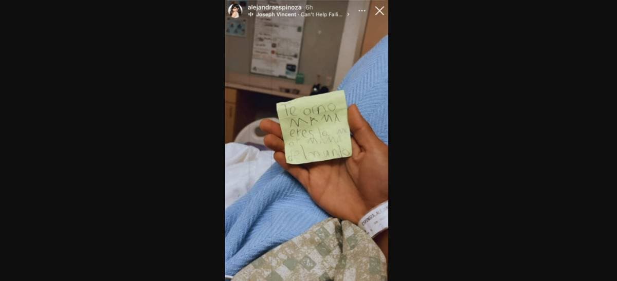 Alejandra Espinoza publicó una fotografía desde la cama de un hospital