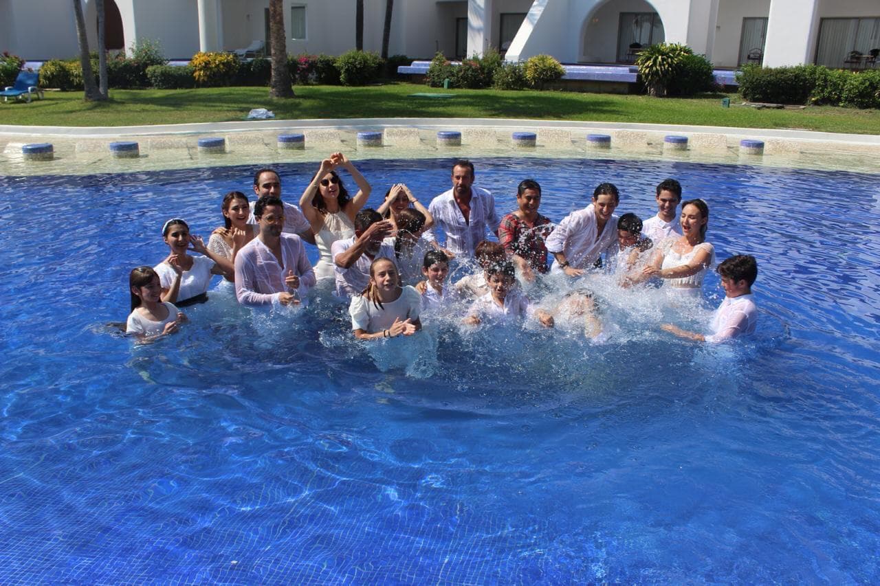 Luego de terminar de grabar, los actores del melodrama se lanzaron a la piscina del hotel.