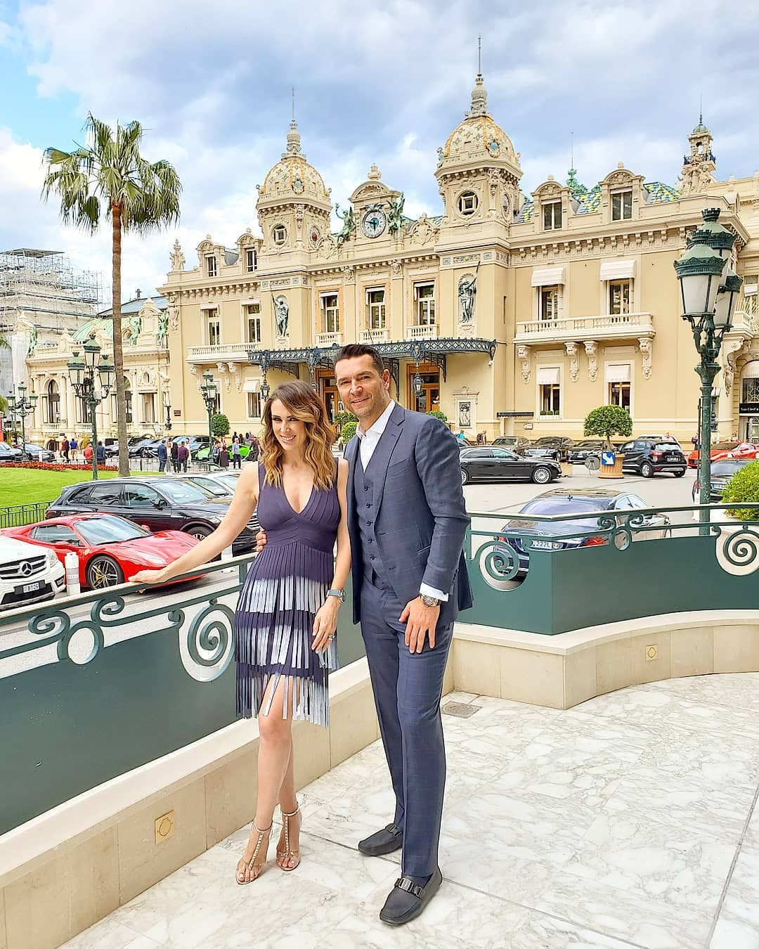Jacky lució un vestido azul con un discreto escote, mientras que su esposo usó un traje del mismo color con una camisa blanca sin corbata.