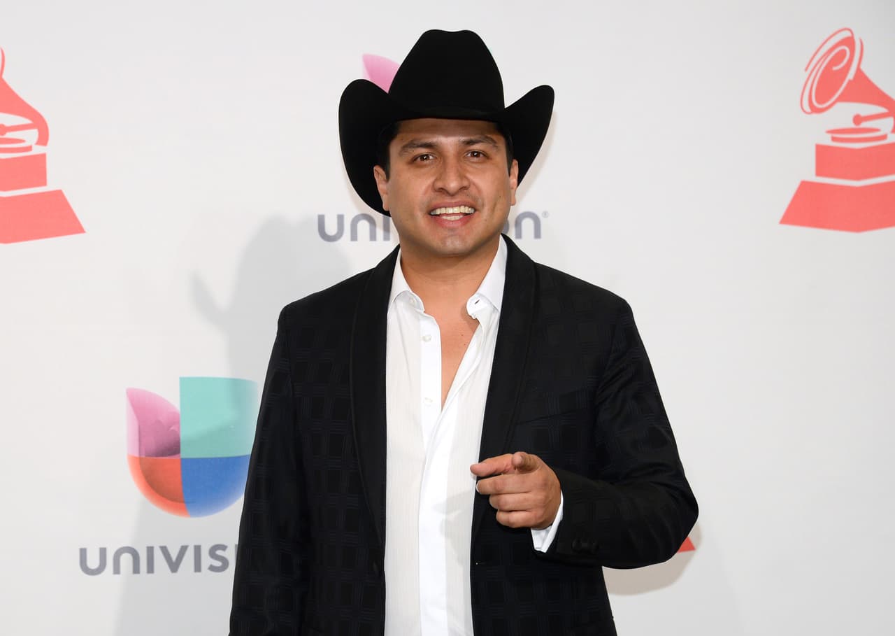 Con tierna foto, Julión Álvarez anuncia el nacimiento de su segunda hija