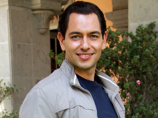 ¡Alejandro Peniche firma sin leer las letras chiquitas!