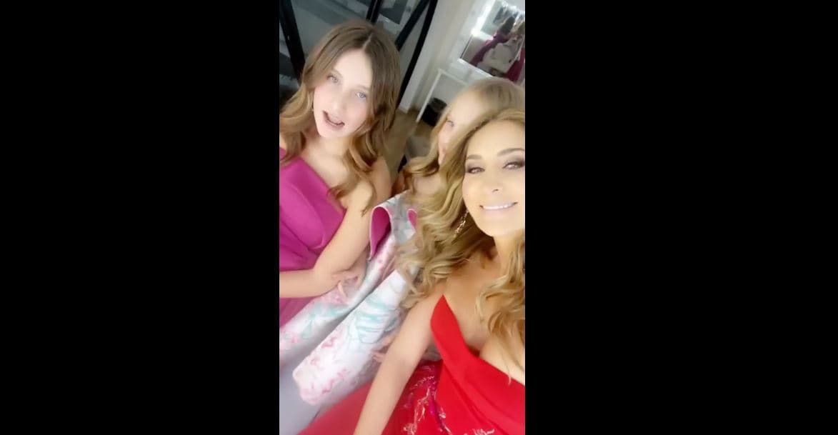 “Ayer fue el día de las hijas. Y de las hijas de su madre también”, bromeó la estrella de televisión junto a la publicación que hasta el momento suma más de 90 mil ‘me gusta’.