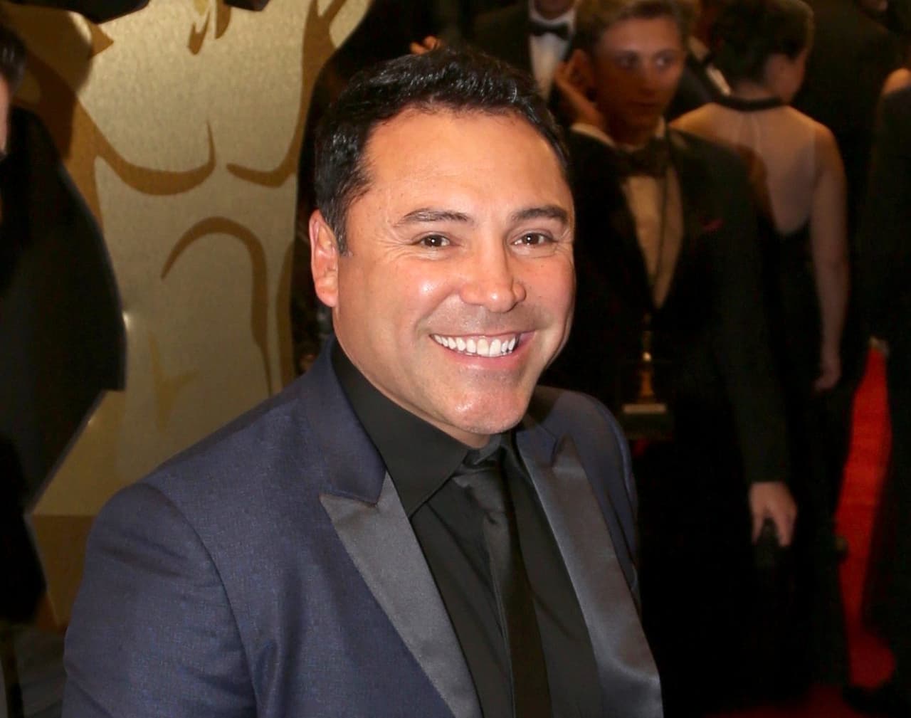 ¿Es él? Oscar de la Hoya, ex boxeador, luce irreconocible tras rejuvenecimiento facial