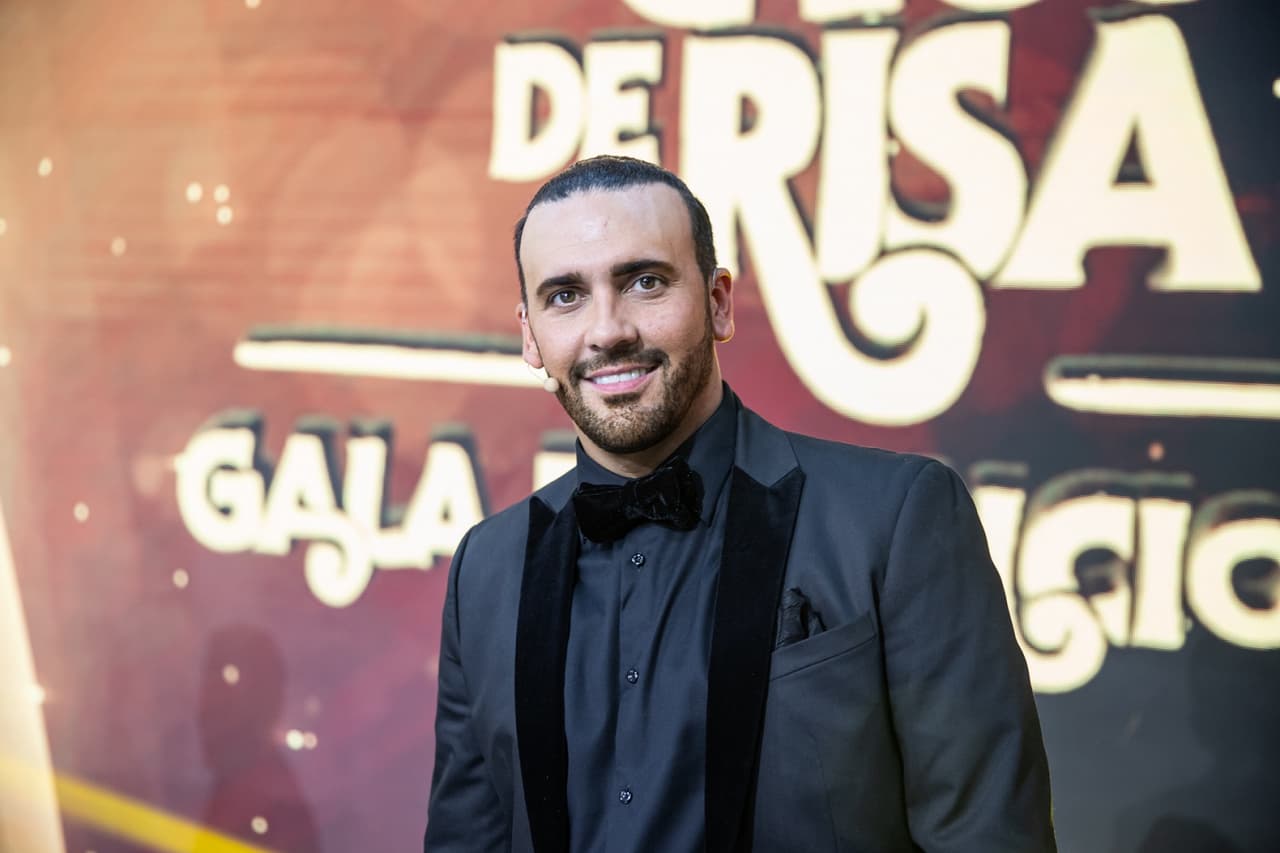 Ricardo Margaleff decidió usar un traje negro con toques en terciopelo, el cual combinó con un moño de la misma textura.