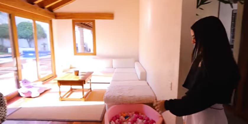 Cerca de la sala se encuentra un cuarto dedicado al esparcimiento de Kima, cuenta con vista a la alberca, una pequeña alberca de pelotas, un sillón de unicornio, otros más grandes, una mesa central y una televisión.