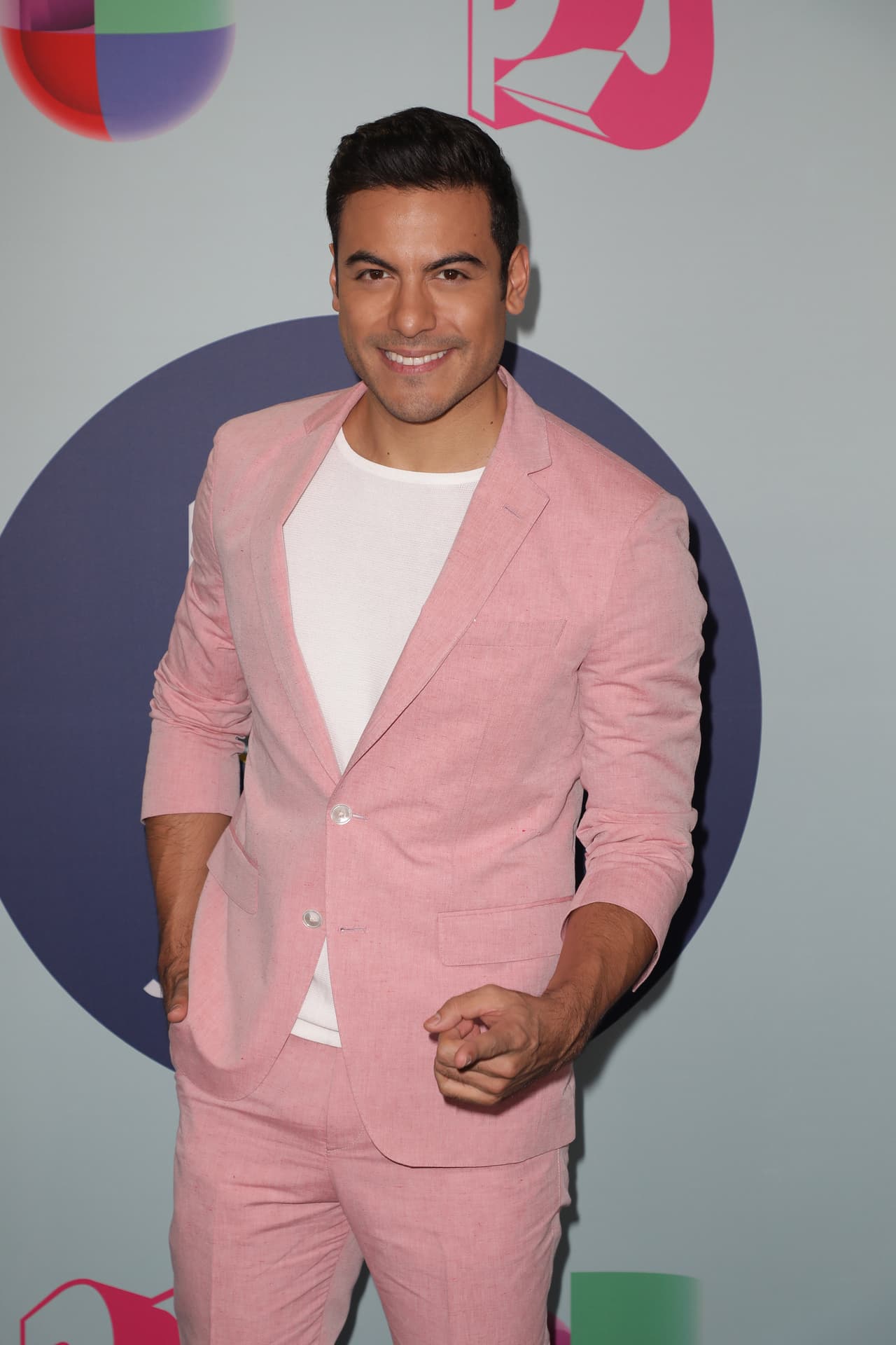 Novia de Carlos Rivera cae rendida ante los encantos del cantante