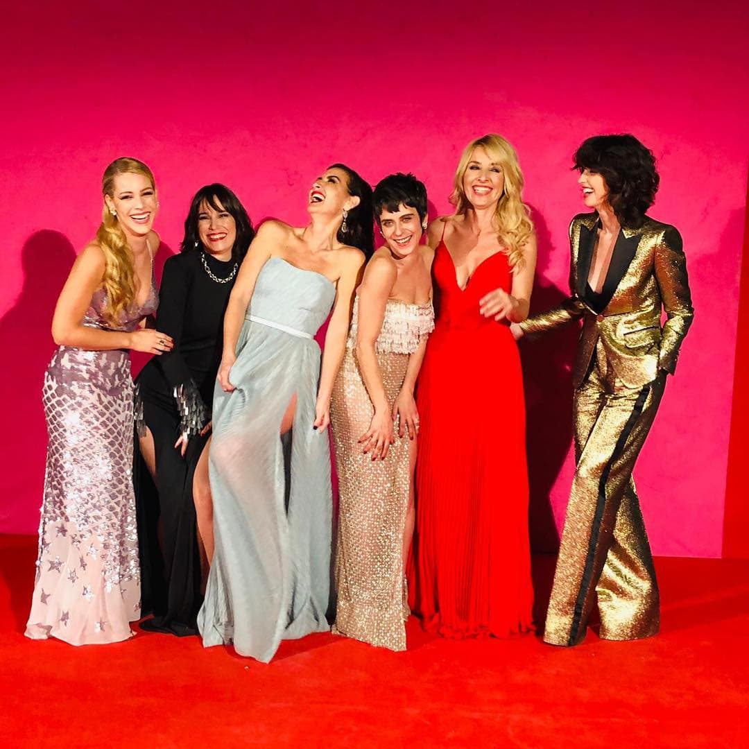 Para la alfombra roja de los Premios Feroz, en enero de este año, Paz optó por un traje de tela dorada con detalles en negro de Dsquared2. Sobre su estilo InStyle España dijo: “a medida que su pelo ha ido creciendo, lo ha arreglado para conseguir un corte de pelo a capas que aporta muchísimo volumen, el cual queda perfecto en rostros ovalados".