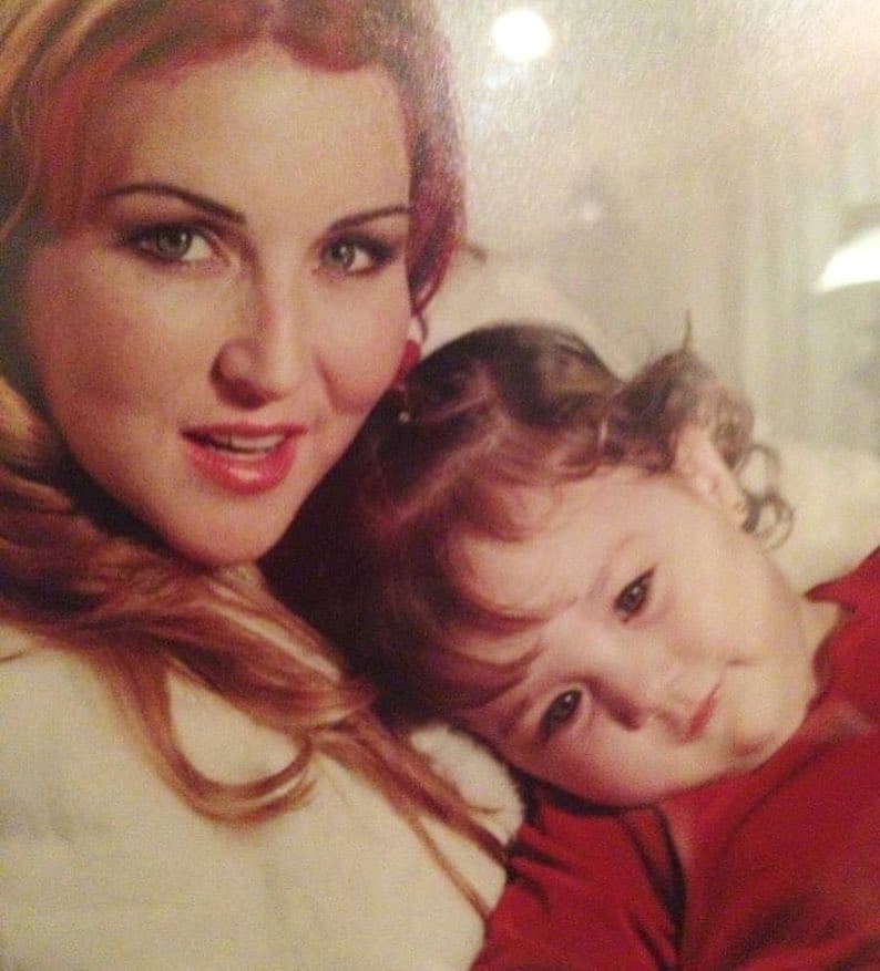 A través de sus redes sociales, la joven de 20 años suele compartir fotos junto a sus padres, especialmente, con su mamá.