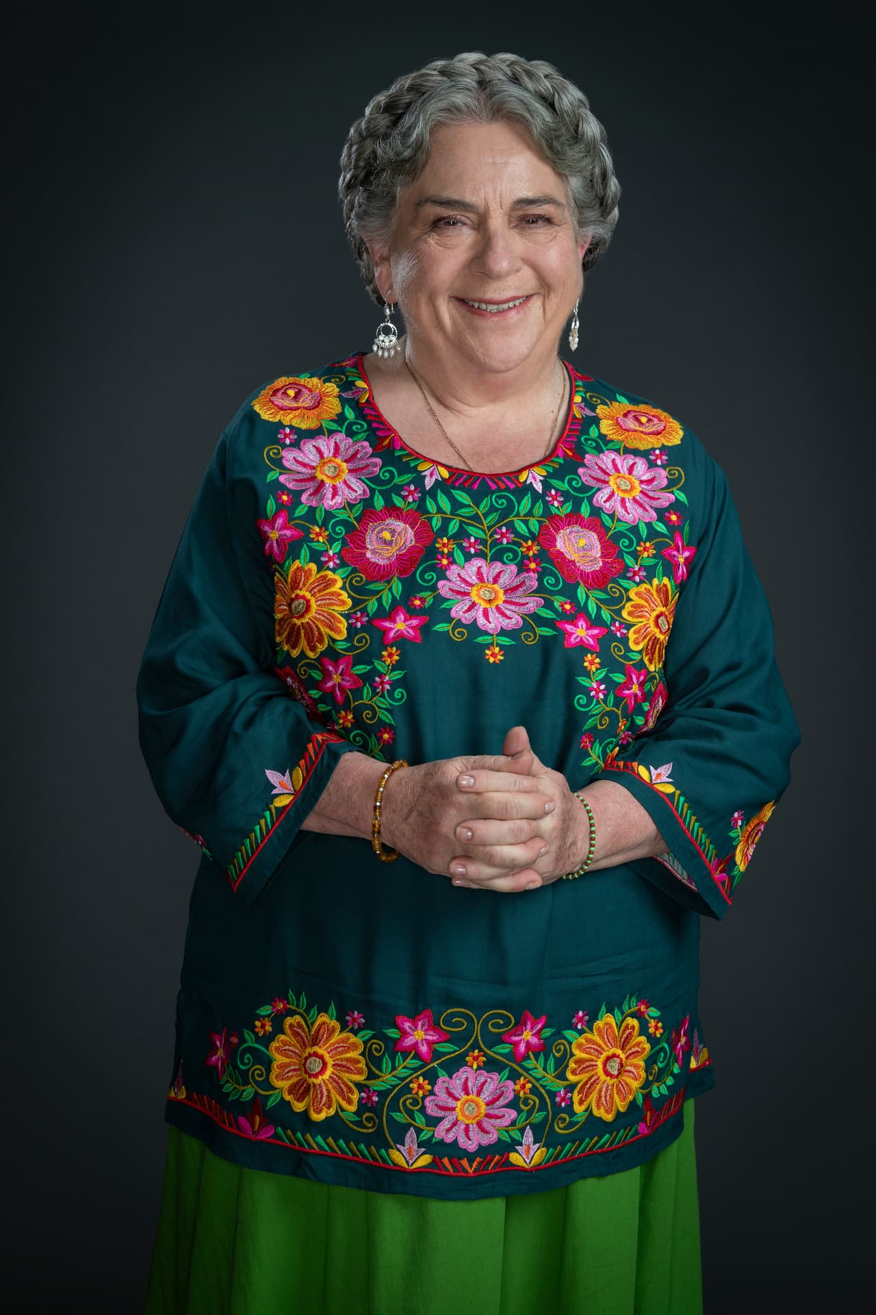 La siempre adorable Beatriz Moreno ahora interpretará a 'Bienvenida', quien le pondrá sabor a la historia.
