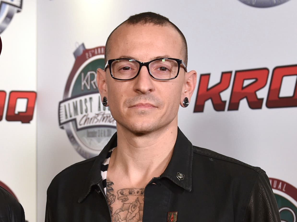 Chester Bennington, líder de Linkin Park, se ahorcó en su casa de Palos verder, California el 20 de julio de 2017 a los 41 años.