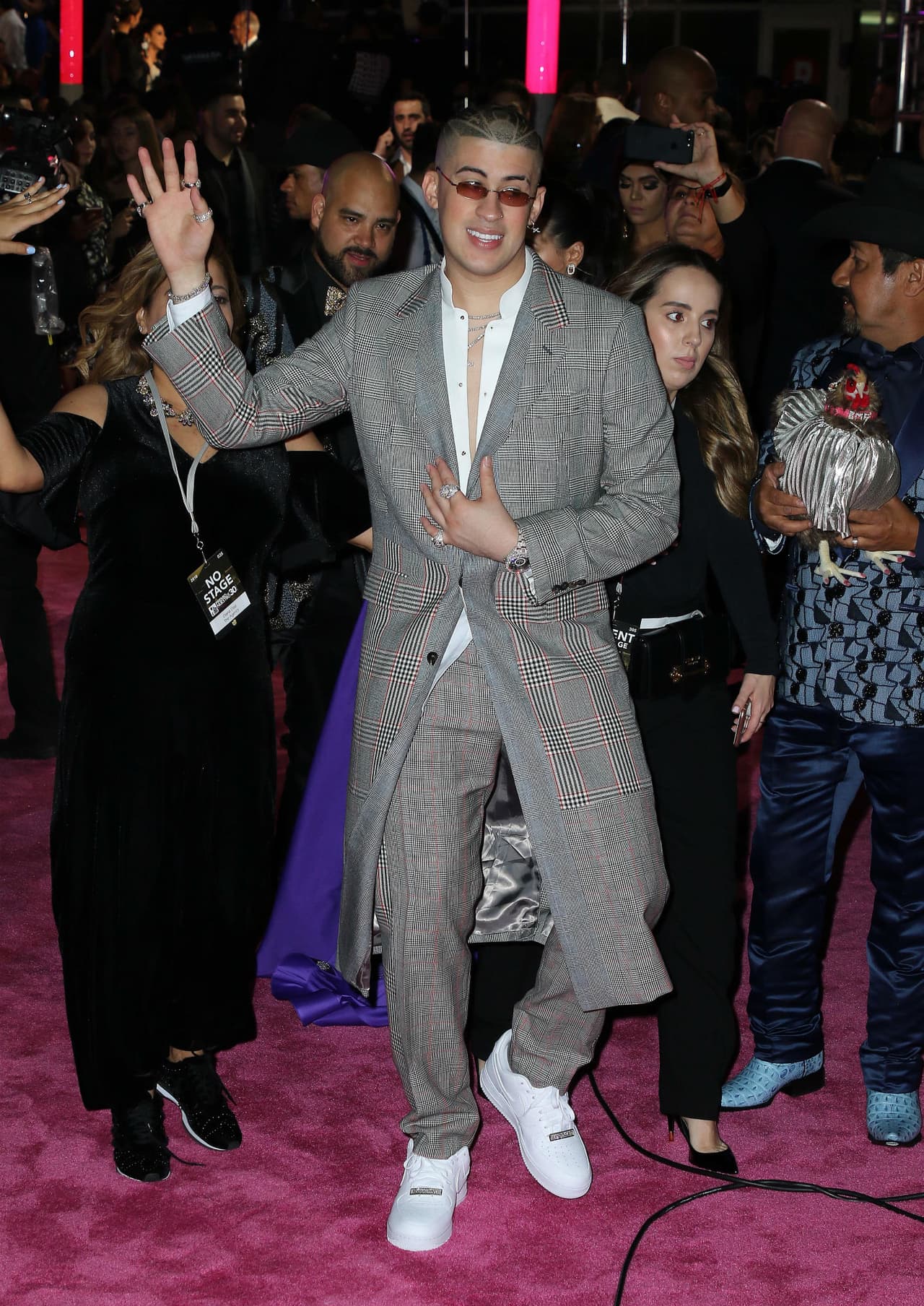 Bad Bunny se puso a bailar entre los asistentes.