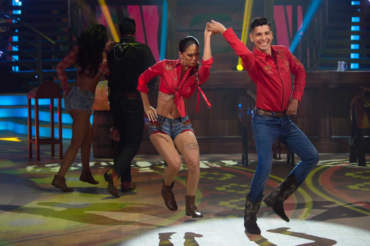 La suerte decidió que Greeicy Rendón comenzara el primer duelo al ritmo de quebradita, así bailó "La frontera"