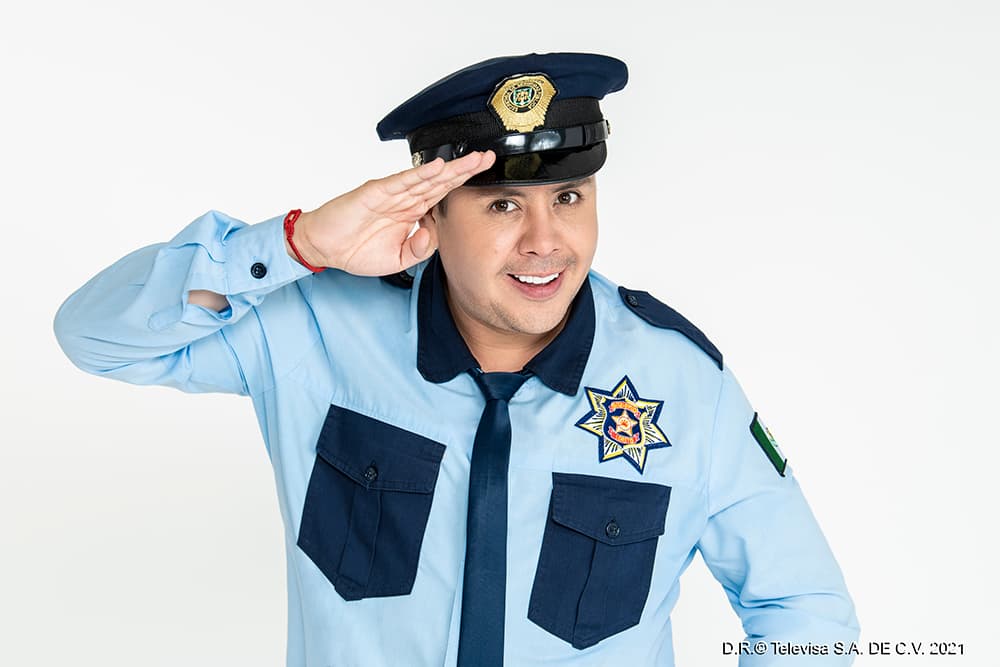 Hugo Alcántara es el policía. Incondicional del señor juez, amable, simpático y muy inocente. Es el encargado de anunciar a los invitados de la corte. No pierde oportunidad de adular a su señoría y de hacer reír a la concurrencia.
