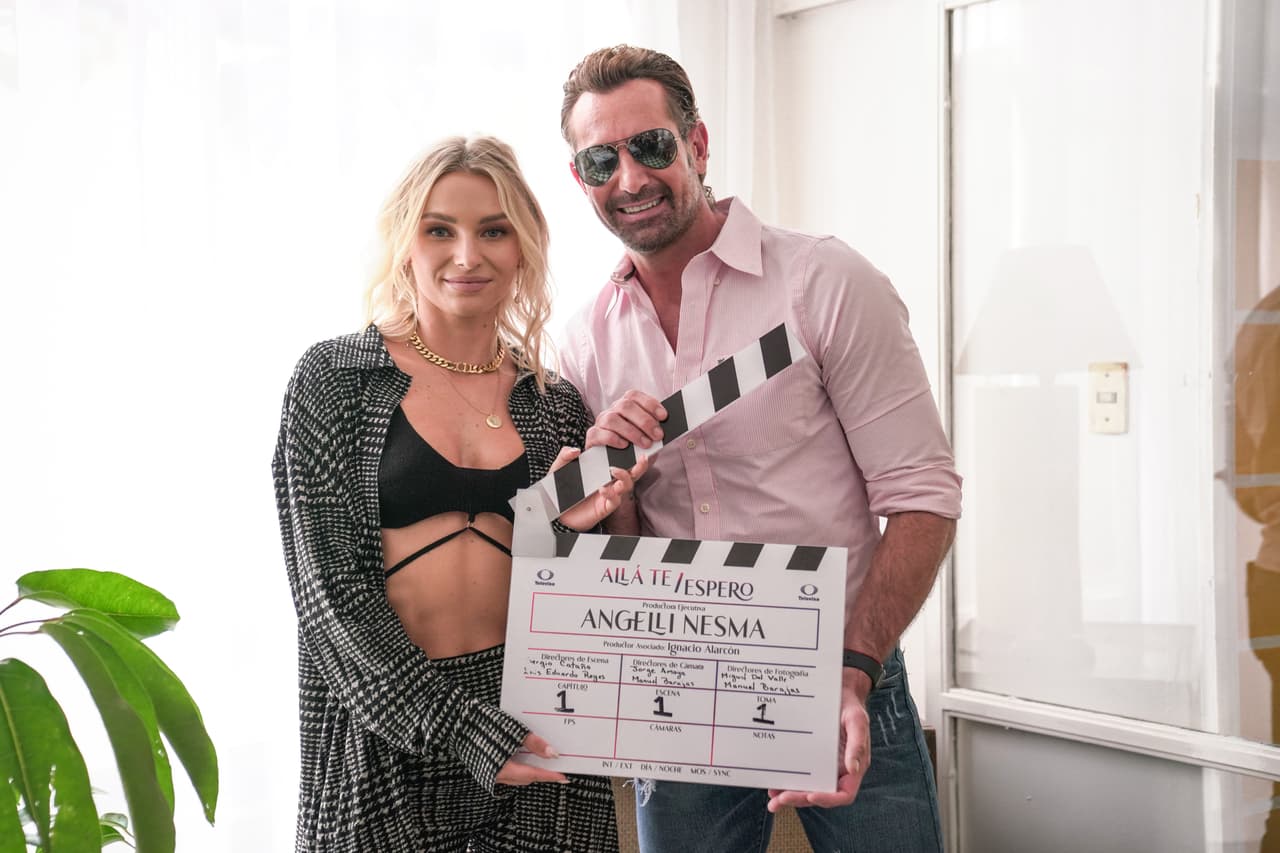 Irina Baeva y Gabriel Soto fueron parte del elenco que acudió este lunes al claquetazo inicial de la telenovela 'Allá te Espero', título tentativo de la nueva producción de Angelli Nesma.