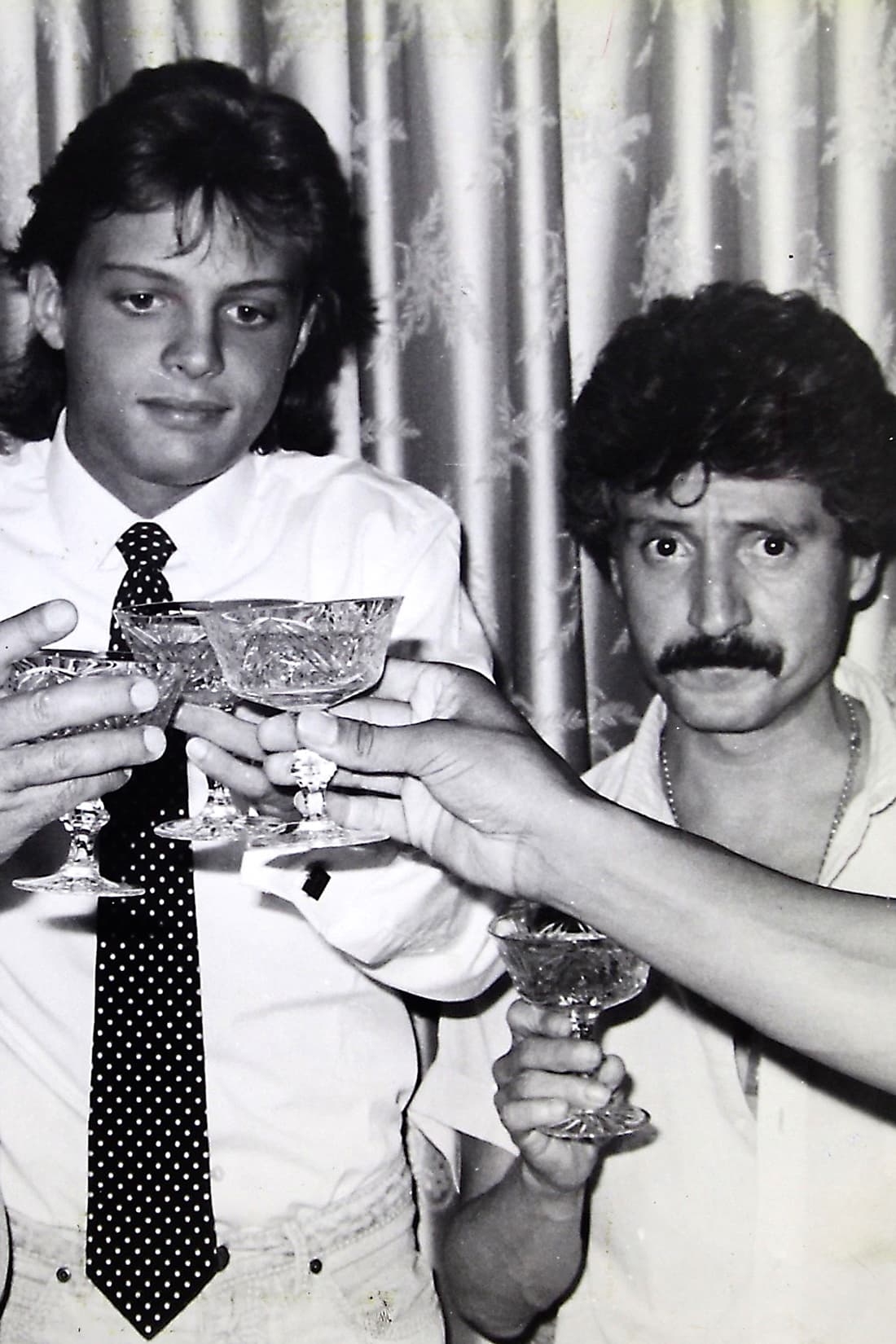 Al cumplir los 18 años, Luis Miguel decide separar de forma definitiva su relación familiar con la laboral al despedir a su padre.