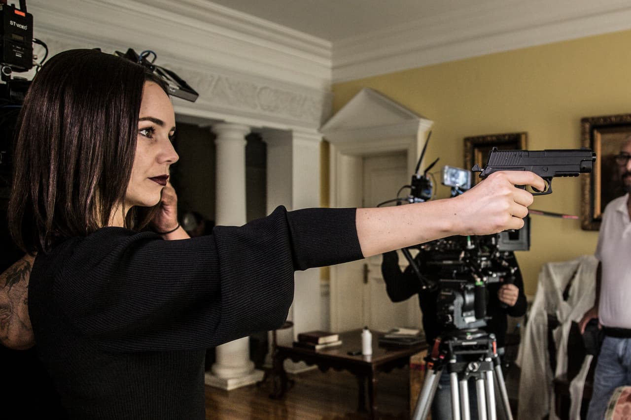 Aquí Camila Sodi caracterizada en el supuesto 2040 grabando la impactante escena.