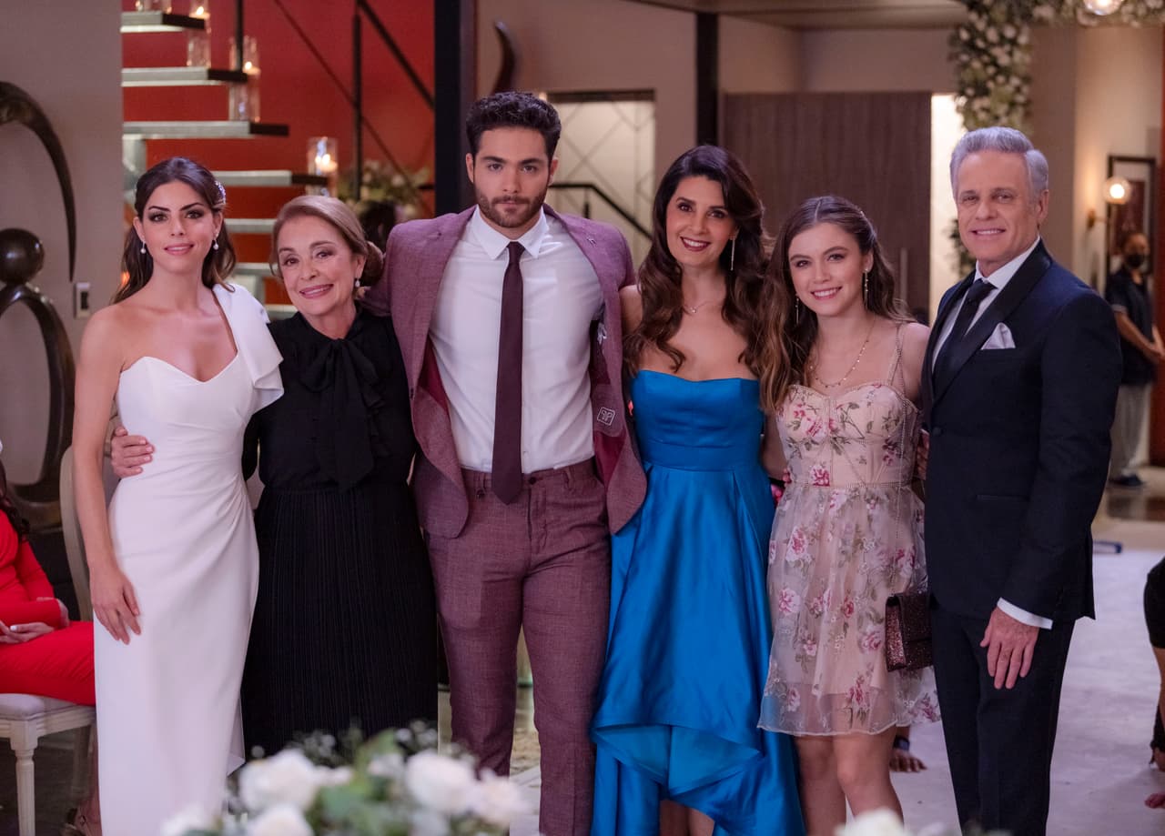 Al terminar de grabar la escena de "Si nos dejan", todos los 'Carranza' se tomaron la foto del recuerdo.