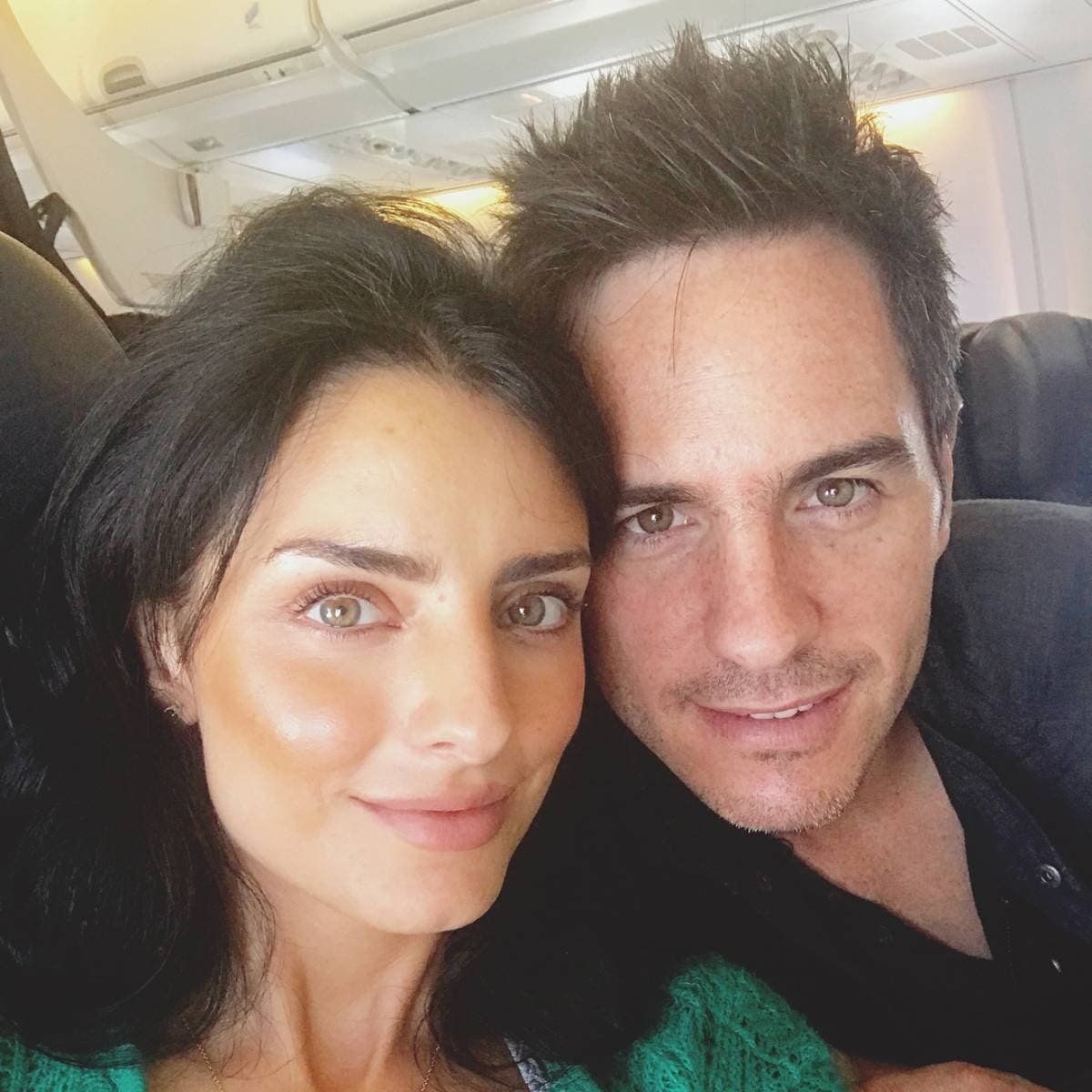 Aislinn Derbez publica misteriosa foto junto a hombre, mientras Mauricio Ochmann posa con Maite Perroni