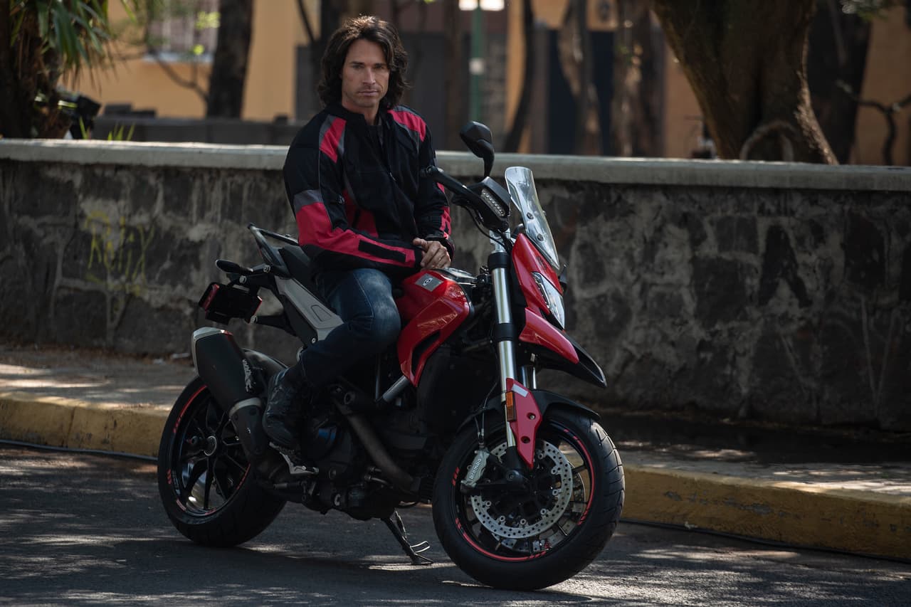 En "Vencer el Pasado", 'Mauro' va siguiendo en moto a un vehículo que es perseguido por la policía; desesperado grita: "Papá", con el fin de que se detenga, pero el automóvil se estampa contra una camioneta.