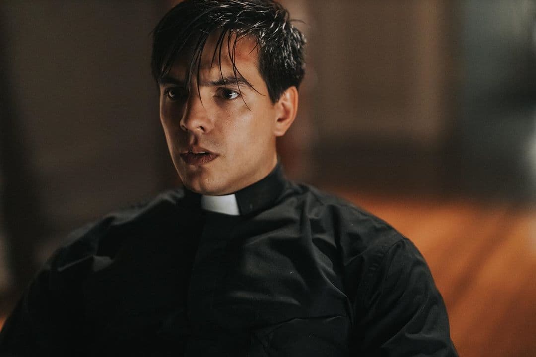 Vadhir Derbez se convertirá en sacerdote en su primera película en Hollywood
