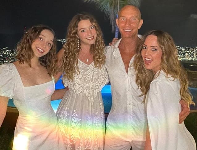 Andrea Legarreta exhibe lo mucho que Mía y Nina Rubín se parecen a su abuela.