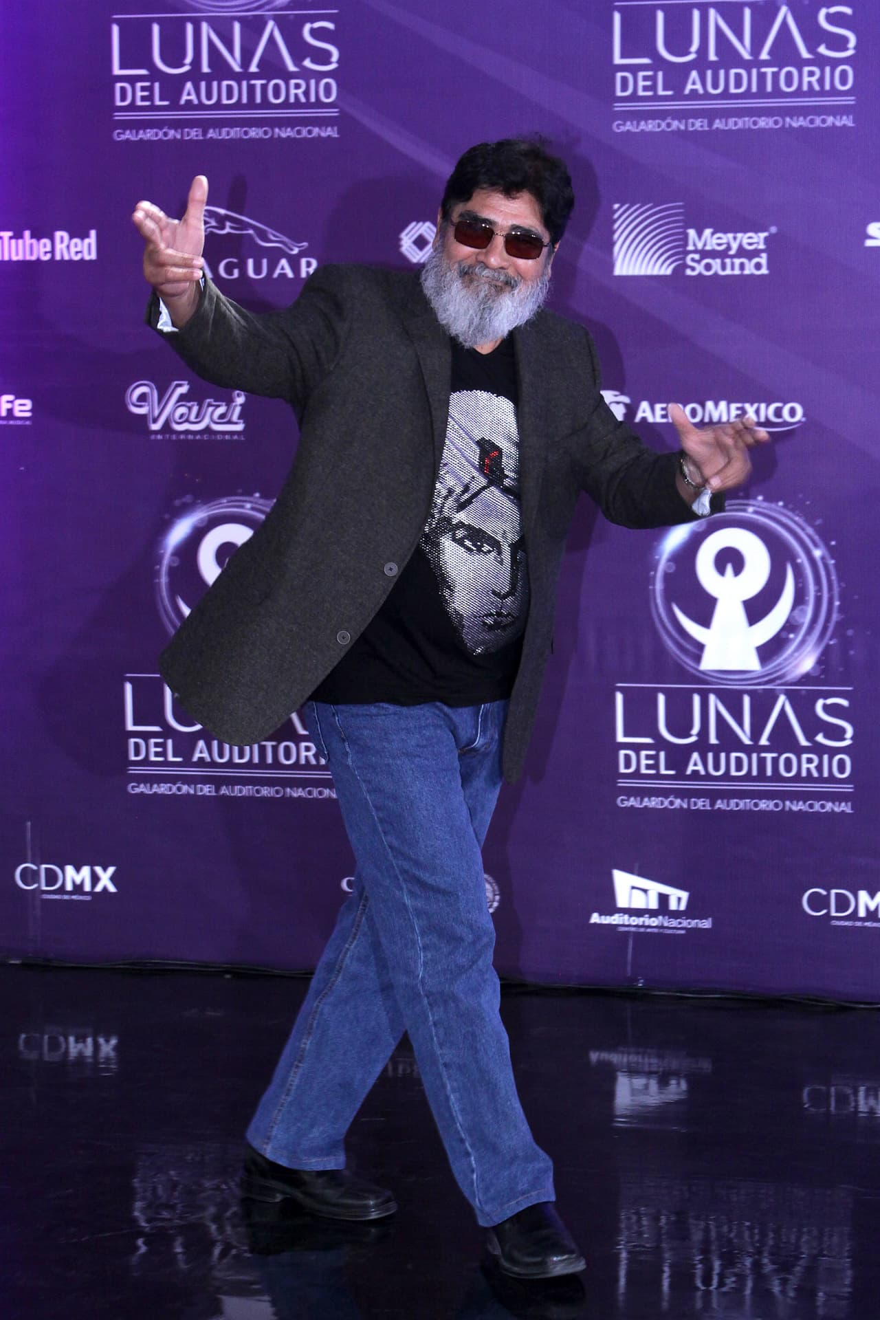 El también conocido como ‘El rebelde del acordeón’ o ‘El cacique de la campana’ inició tocando música regional junto a sus hermanos Eduardo, Rubén y Enrique.