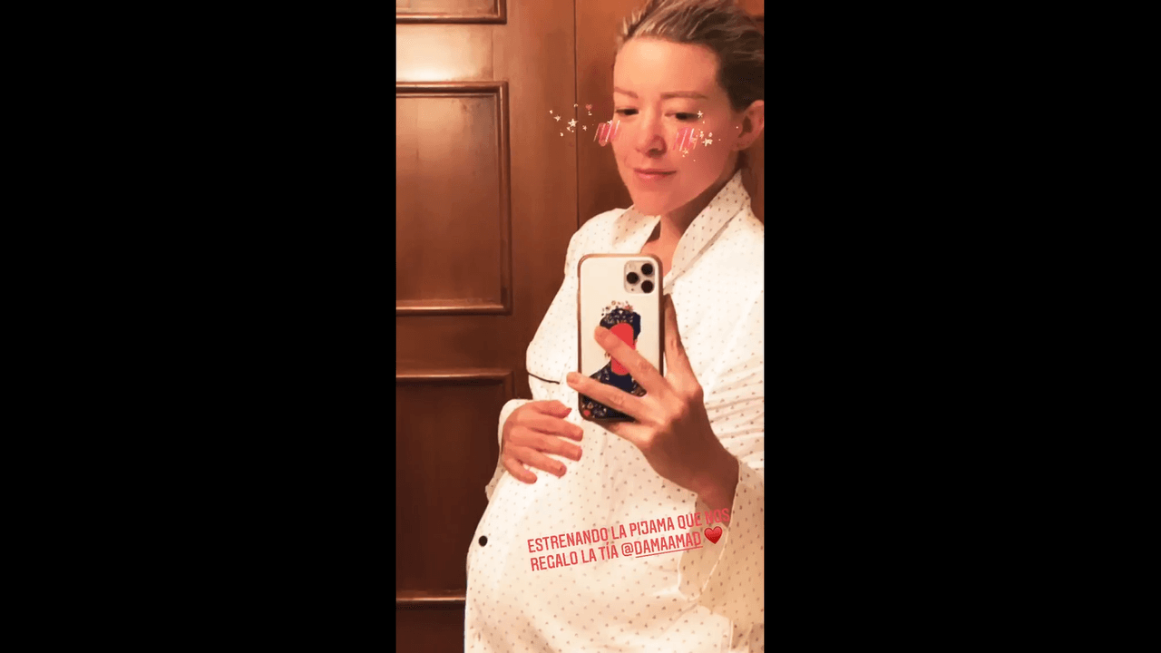 Fernanda Castillo luce su pancita de embarazo con peculiar pijama