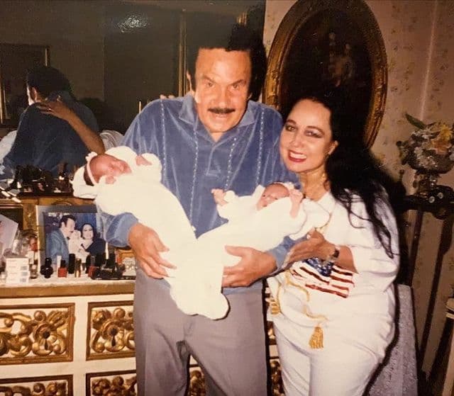 No hay duda que por sus venas corre el gen artístico, sin embargo, Susana está alejada completamente del medio del espectáculo aunque suele presumir sus raíces como con esta foto de sus abuelos: "Con mi abuelito Antonio, mi abuelita Flor y mi mamá. Mis abuelos siempre aquí, siempre en mí, para siempre. Gracias por las fotos, ma".